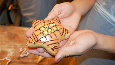 zdjęcie piernika trzymanego w dłoniach